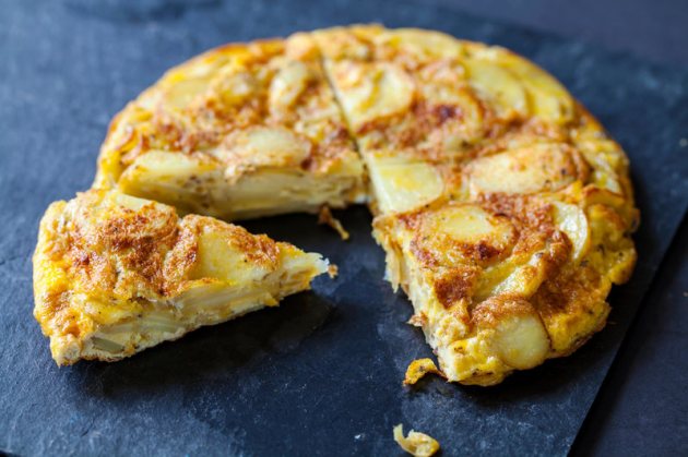 Authentic Spanish tortilla - MAGDALENA BUJAK/ ALAMY